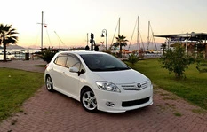 Бокові пороги (під фарбування) для Toyota Auris 2007-2012 рр