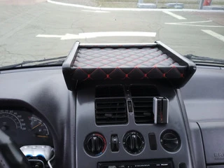 Полиця на панель (Чорна з червоною ниткою) для Mercedes Vito W638 1996-2003 рр