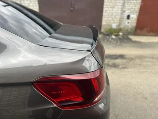 Спойлер LIP (Sunplex, чорний) (118,5см *5,5см) для Peugeot 301