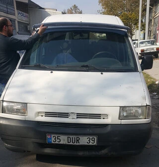 Козирьок на лобове скло (чорний глянець, 5мм) для Citroen Jumpy 1996-2007 рр