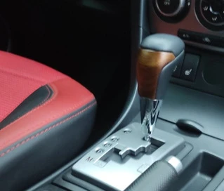 Ручка КПП (Чорна шкіра -2025 світле дерево) для Toyota Land Cruiser 200