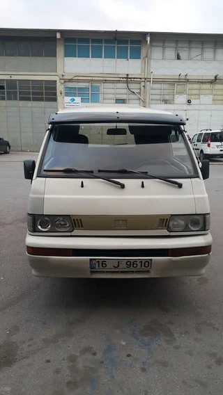 Козирьок на лобове скло для Mitsubishi L300