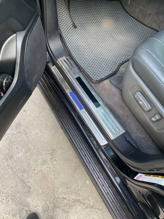 Накладки на дверні пороги з підсвічуванням (4 шт) для Toyota Land Cruiser 200