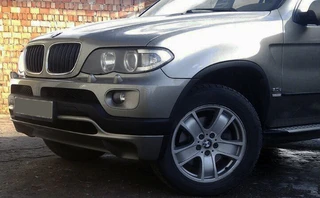 Накладка на передній бампер послерестайл (під фарбування) для BMW X5 E-53 1999-2006 рр