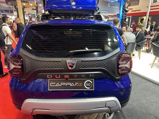 Пластикова накладка на кришку багажника (1 деталь) для Dacia Duster 2018-2024 рр