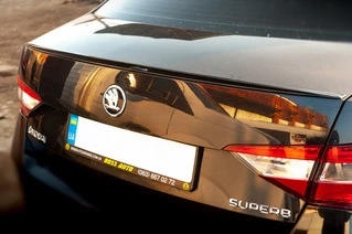 Спойлер LIP (Sunplex, чорний) (119,2см* 7,3см) для Skoda Superb 2015-2024 рр